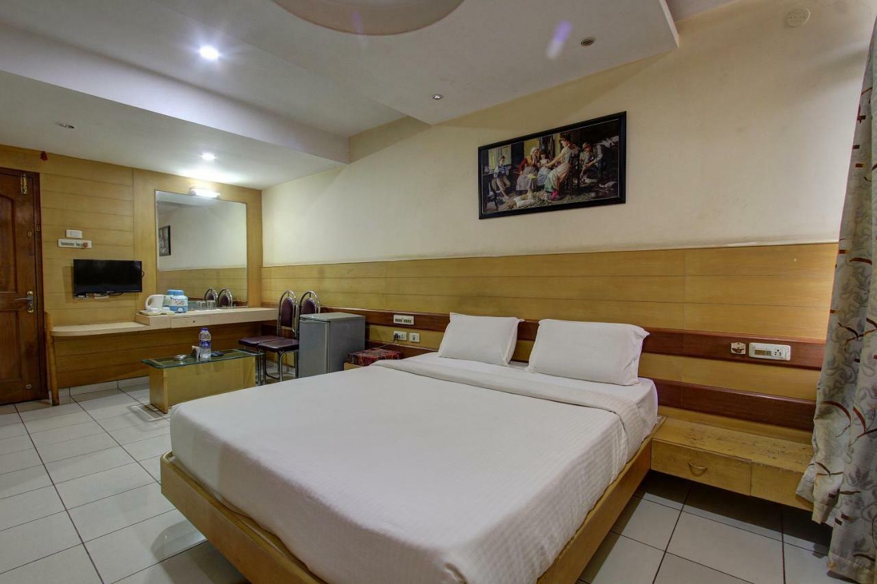 Hotel Rajsangam International Badami Ngoại thất bức ảnh